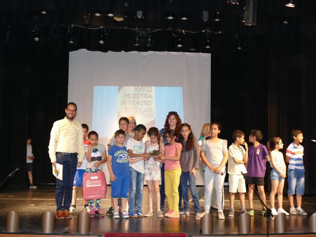 Alumnos convertidos en actores reciben sus premios en la clausura de la XXVIII Muestra de Teatro Escolar - 3, Foto 3