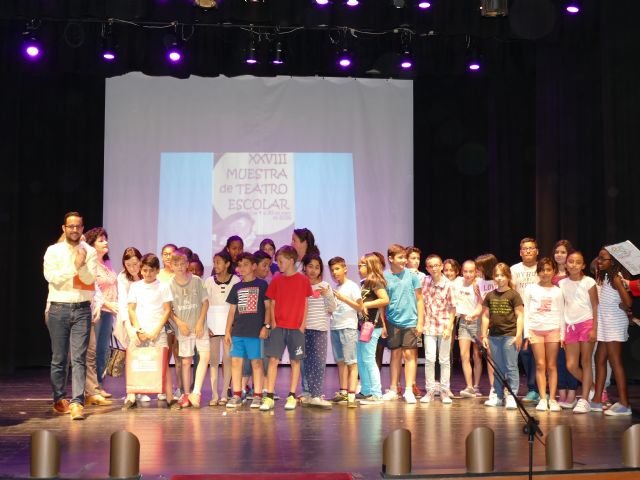 Alumnos convertidos en actores reciben sus premios en la clausura de la XXVIII Muestra de Teatro Escolar - 5, Foto 5