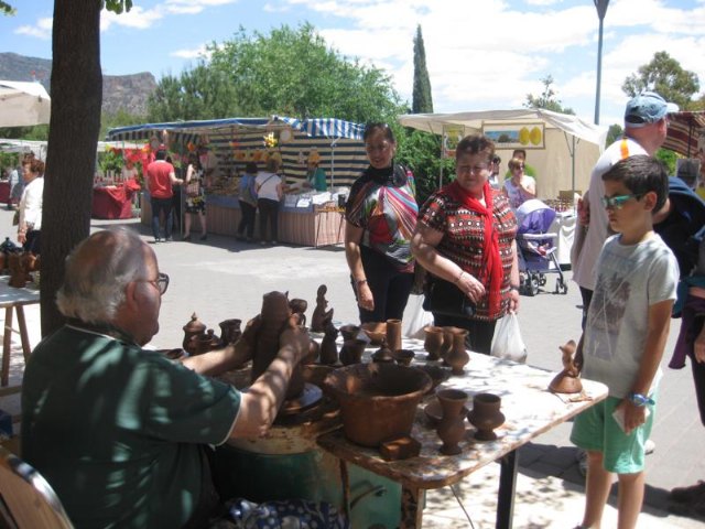 Decenas de visitantes asisten al Mercadillo Artesano de La Santa que se celebra el último domingo de cada mes junto al atrio del santuario
