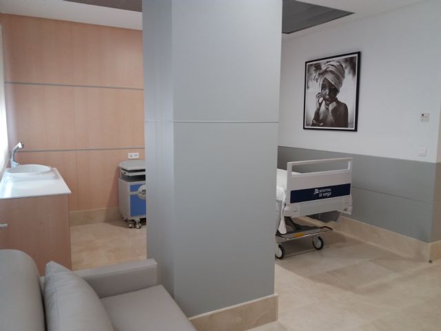 La nueva unidad materno infantil del Hospital HLA La Vega dispone de todo lo necesario para el cuidado del bebé dentro de la habitación, Foto 1