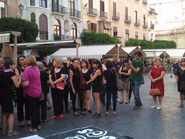 Concejalas del Ayuntamiento de Totana participan en las concentraciones de repulsa a los asesinatos machistas del pasado fin de semana, Foto 8