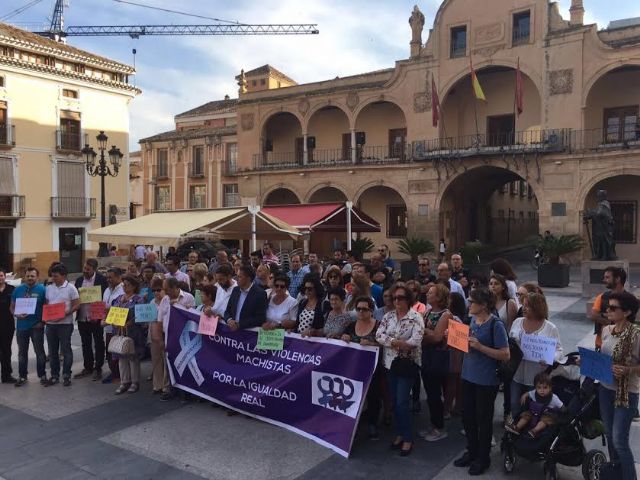 Concejalas del Ayuntamiento de Totana participan en las concentraciones de repulsa a los asesinatos machistas del pasado fin de semana, Foto 9
