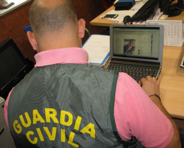 La Guardia Civil detiene a tres personas por acosar a menores mediante grooming - 2, Foto 2