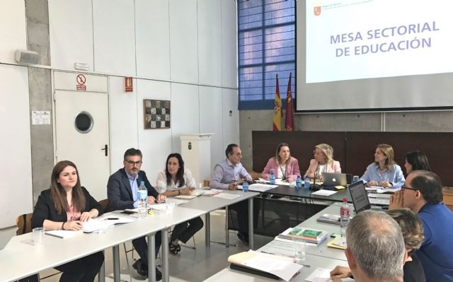 La Comunidad trabaja con los sindicatos en la Mesa Sectorial de Educación en la mejora de las condiciones de los docentes - 1, Foto 1