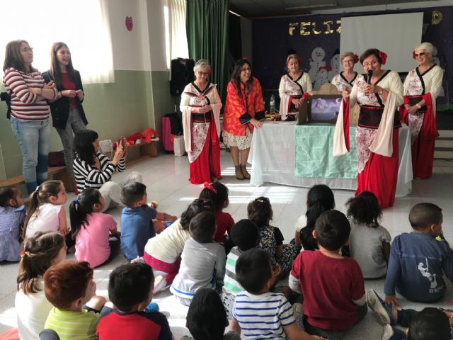 El programa municipal de Abuelos Cuentacuentos amplía sus actividades con narraciones a los colegios San José, Sagrado Corazón, José Robles, San Cristóbal y Casa del Niño - 1, Foto 1