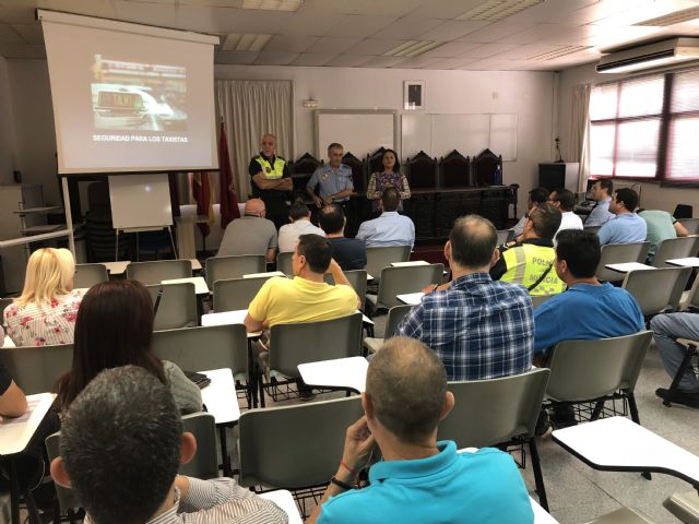 La Policía Local imparte por vez primera charlas de seguridad a los taxistas - 2, Foto 2
