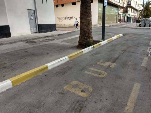 IU urge a la instalación de bancos y marquesinas en las paradas de Bus - 1, Foto 1