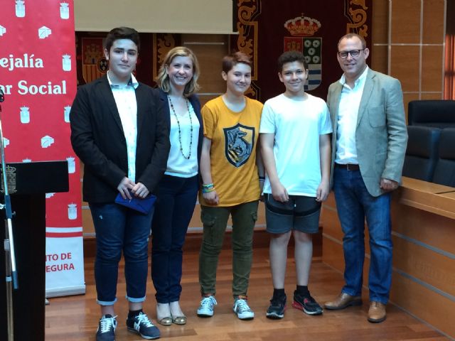 La Concejalía de Bienestar Social de Molina de Segura entrega los premios del concurso de vídeo Razones para divertirnos sin consumir, que ha ganado el IES Vega del Táder - 1, Foto 1