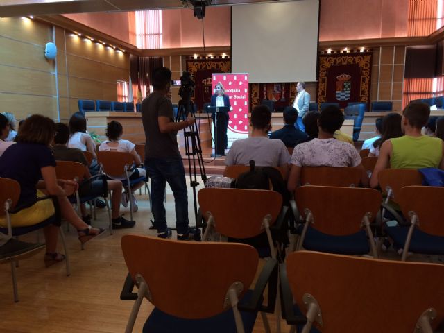 La Concejalía de Bienestar Social de Molina de Segura entrega los premios del concurso de vídeo Razones para divertirnos sin consumir, que ha ganado el IES Vega del Táder - 3, Foto 3