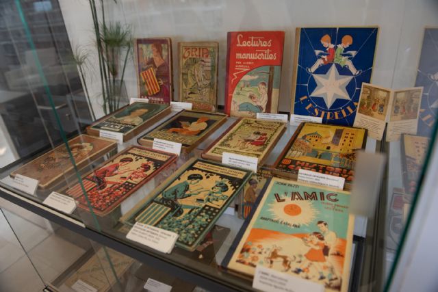 La biblioteca de Mazarrón amplía la muestra que recopila libros de la vieja escuela - 1, Foto 1