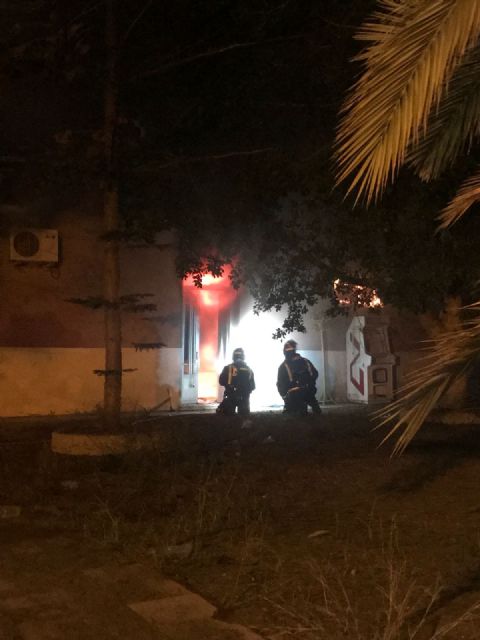 The Local Police rescue a man from a fire after pulling the grille of an uninhabited dwelling on Paseo de Las Olleras, Foto 6