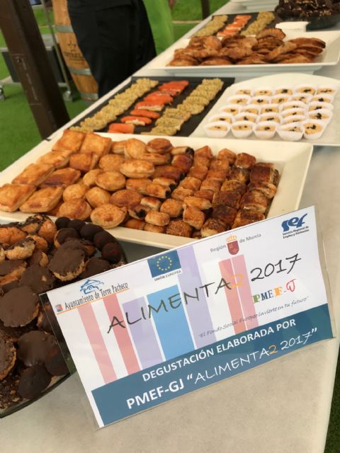 Más de 20 jóvenes de Torre Pacheco consiguen un certificado de profesionalidad en operaciones básicas de cocina y de pastelería - 2, Foto 2