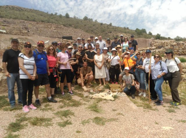 The Councilor of Archaeological Sites advocates for integral tourist actions sustained in promotional visits to La Bastida, Foto 2