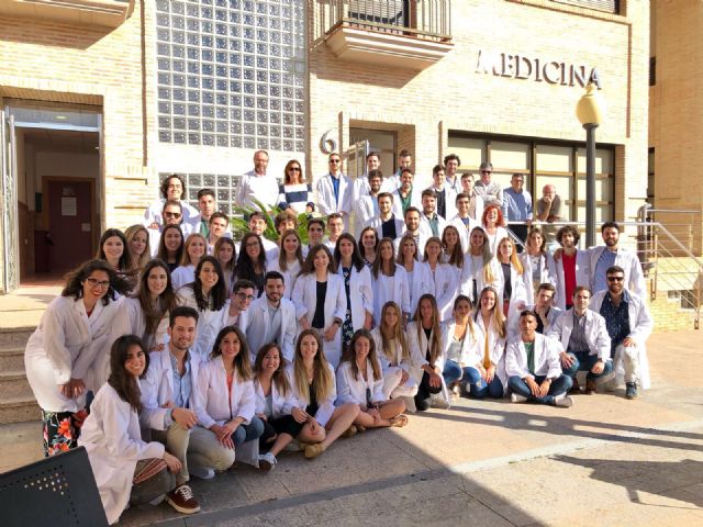 La primera promoción de médicos de la UCAM se ha incorporado esta semana a los hospitales para hacer el MIR - 1, Foto 1