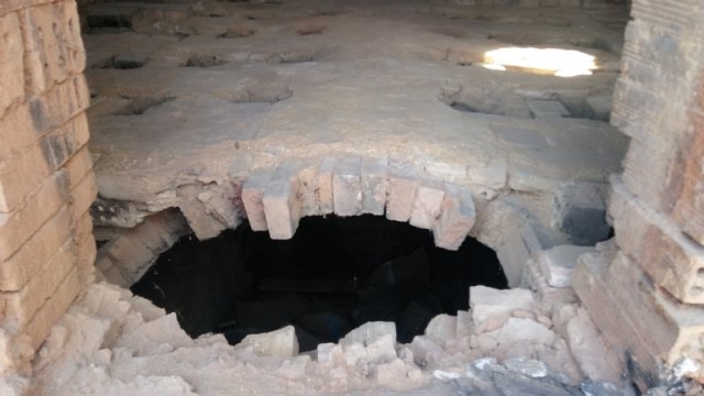 Demuelen las edificaciones en estado de abandono situadas en el Paseo de las Ollerías, junto a la rambla de La Santa, conservando dos hornos morunos de relevante valor patrimonial, Foto 6