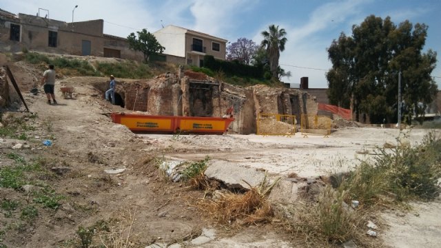 Demuelen las edificaciones en estado de abandono situadas en el Paseo de las Ollerías, junto a la rambla de La Santa, conservando dos hornos morunos de relevante valor patrimonial, Foto 9