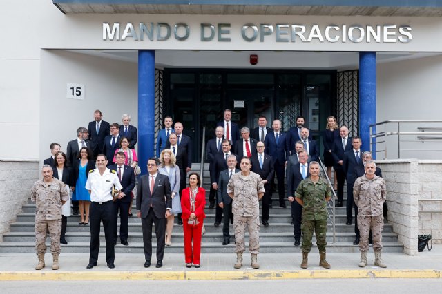 Foto de familia durante la visita de los miembros permanentes del Consejo del Atlántico Norte a Madrid, Foto 1