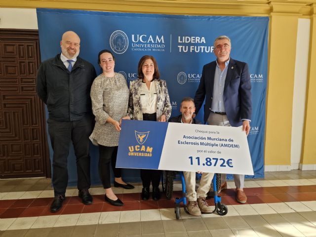 La UCAM entrega los cerca de 12.000€ que recaudó de la carrera contra la esclerosis múltiple - 1, Foto 1
