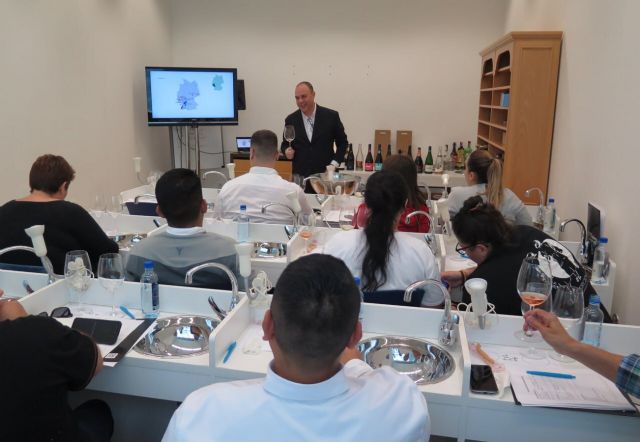 El sumiller Pedro Martínez dirige un curso de cata en el CCT con los principales vinos espumosos del mundo - 1, Foto 1
