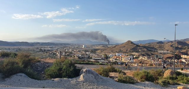 Diego José Mateos muestra su preocupación por el imponente incendio en la planta de gestión de residuos en Barranco Hondo - 1, Foto 1