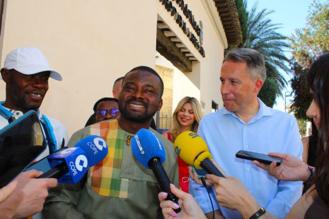 El Ayuntamiento de Lorca apoya la campaña emprendida por la comunidad de ghaneses para concienciar de no tirar chicles al suelo - 1, Foto 1