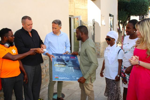 El Ayuntamiento de Lorca apoya la campaña emprendida por la comunidad de ghaneses para concienciar de no tirar chicles al suelo - 4, Foto 4