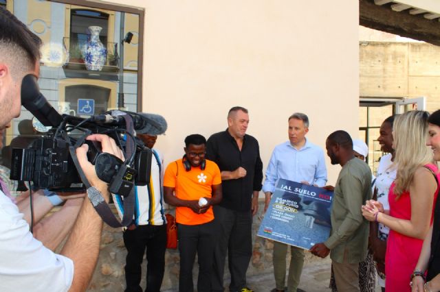 El Ayuntamiento de Lorca apoya la campaña emprendida por la comunidad de ghaneses para concienciar de no tirar chicles al suelo - 5, Foto 5