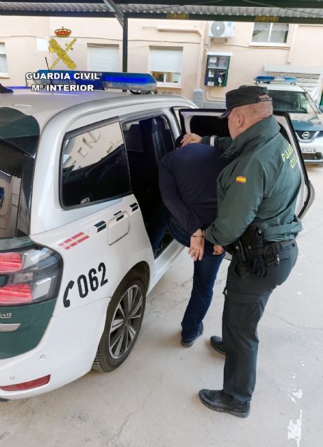 La Guardia Civil detiene a tres hombres por robar más de mil euros a un joven mientras pretendía comprar un teléfono de segunda mano - 1, Foto 1