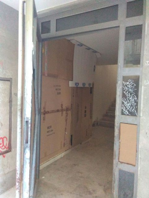 El PSOE exige a los concejales del PP que den una solución a los vecinos de Santiago respecto a un edificio okupado con los sótanos inundados - 1, Foto 1