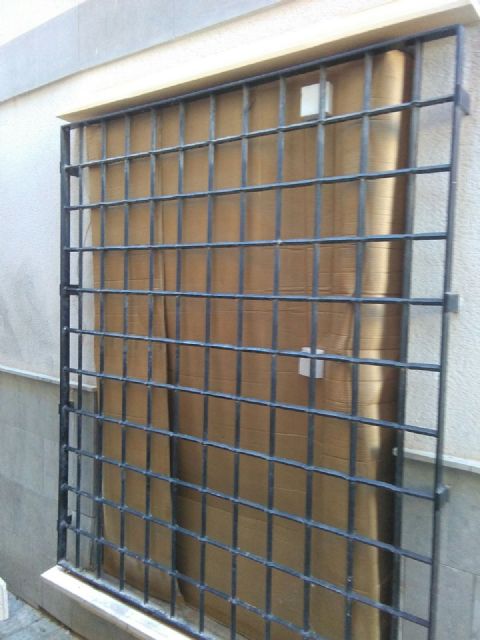 El PSOE exige a los concejales del PP que den una solución a los vecinos de Santiago respecto a un edificio okupado con los sótanos inundados - 4, Foto 4