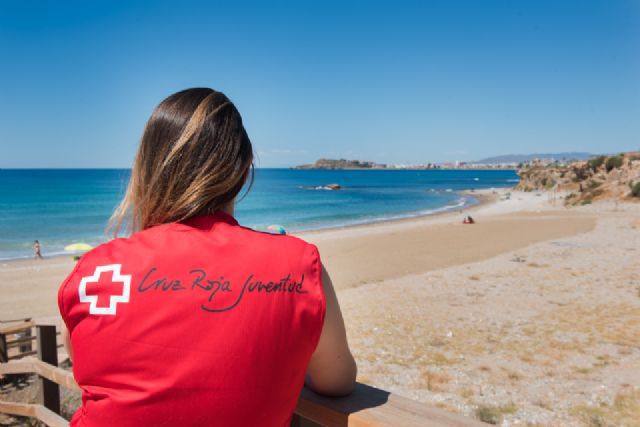 30 adolescentes integran un proyecto de Cruz Roja y ayuntamiento para colaborar en el mantenimiento de las playas - 1, Foto 1