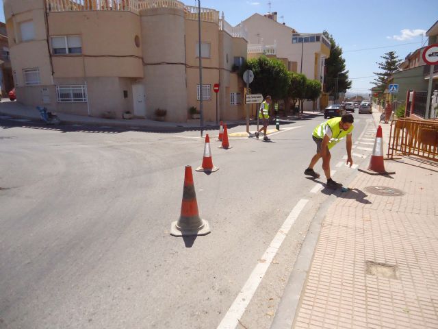 Se acometen obras de ampliación de la red de abastecimiento para solucionar la falta de presión en viviendas de la avda. Santa Eulalia, Foto 6