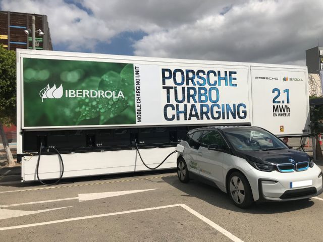 Iberdrola y Porsche conectan en Murcia la primera unidad móvil de recarga ultra rápida para el vehículo eléctrico en España - 1, Foto 1