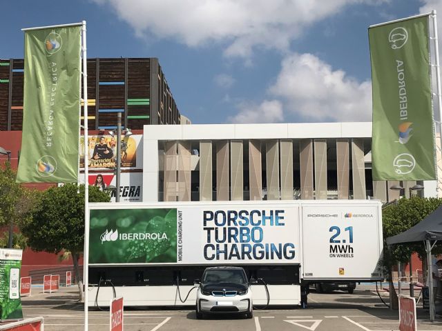 Iberdrola y Porsche conectan en Murcia la primera unidad móvil de recarga ultra rápida para el vehículo eléctrico en España - 2, Foto 2