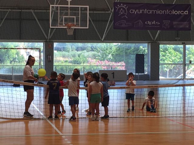 La Escuela de Verano de la Concejalía de Deportes de Lorca arranca con un centenar de niños de entre 6 y 11 años disfrutando de multitud de actividades físicas y de ocio - 2, Foto 2