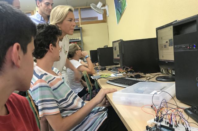 La Comunidad instala 7.000 ordenadores nuevos y 600 monitores en los centros educativos para el nuevo curso 2017/18 - 1, Foto 1