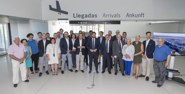 López Miras presenta un plan que supondrá la creación de cerca de mil puestos de trabajo en el entorno del Aeropuerto Internacional - 1, Foto 1