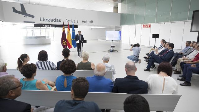 López Miras presenta un plan que supondrá la creación de cerca de mil puestos de trabajo en el entorno del Aeropuerto Internacional - 2, Foto 2