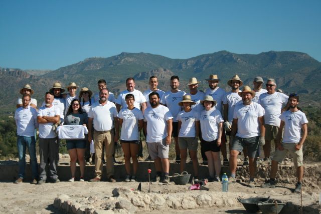 About twenty volunteers participate in the V Archaeological Work Camp in the "Las Cabezuelas" field, organized by the "Kalathos" Association, Foto 1