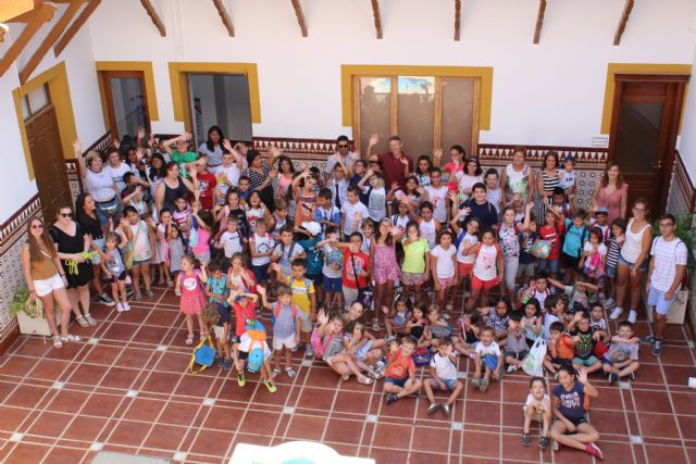 Los participantes en las Ludotecas de Verano visitan el Ayuntamiento - 1, Foto 1