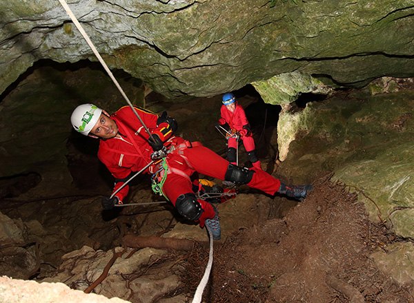 El consejero Celdrán desciende a conocer el futuro monumento natural de la Sima de la Higuera - 1, Foto 1