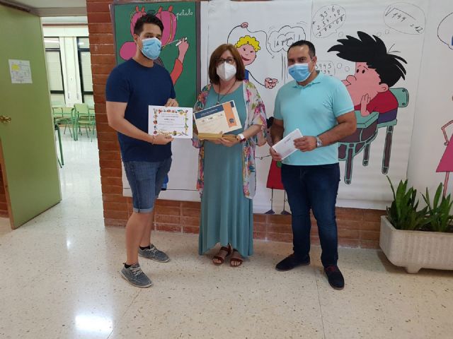 El Ayuntamiento obsequia a los alumnos de 5 años y sexto de Primaria de todos los centros educativos del municipio - 1, Foto 1