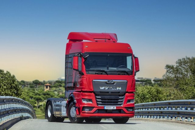 MAN ayuda a las mujeres a ser conductoras profesionales con becas que cubren el 70% de los costes del carnet y el Certificado de Aptitud Profesional - 1, Foto 1