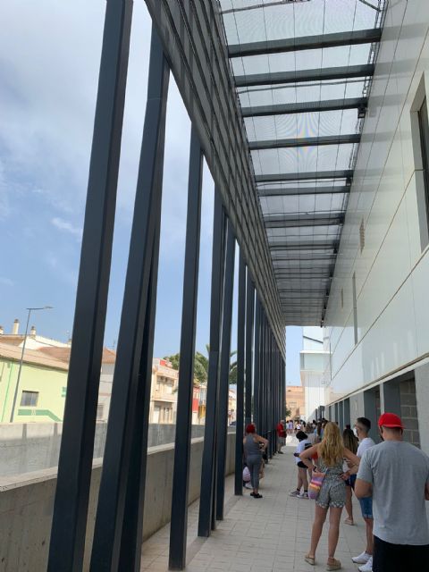 El Ayuntamiento de Lorca agradece la gran respuesta de los jóvenes y lamenta la falta de previsión de medios por parte del Gobierno Regional que ha dado lugar a largas esperas durante el cribado masivo - 2, Foto 2