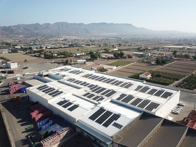 Campo de Lorca apuesta por la energía solar instalando paneles solares sobre la cubierta de sus instalaciones - 1, Foto 1