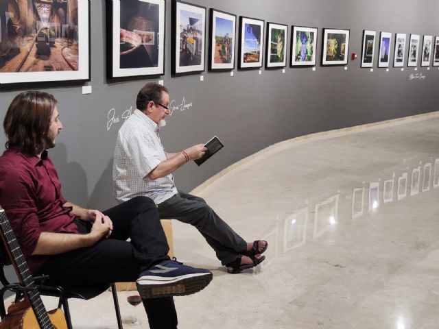 Vino, fotografía, música y ditirambos, maridaje perfecto en la visita del poeta Juan José Guardia Polaino a la exposición IN VINO VERITAS en el museo de Puertollano - 1, Foto 1