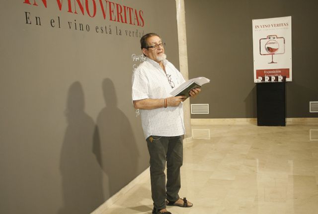 Vino, fotografía, música y ditirambos, maridaje perfecto en la visita del poeta Juan José Guardia Polaino a la exposición IN VINO VERITAS en el museo de Puertollano - 2, Foto 2