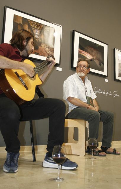 Vino, fotografía, música y ditirambos, maridaje perfecto en la visita del poeta Juan José Guardia Polaino a la exposición IN VINO VERITAS en el museo de Puertollano - 3, Foto 3