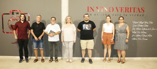 Vino, fotografía, música y ditirambos, maridaje perfecto en la visita del poeta Juan José Guardia Polaino a la exposición IN VINO VERITAS en el museo de Puertollano - 4, Foto 4