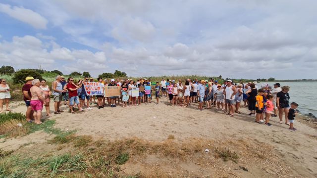 Los vecinos de Bahía Bella exigen la limpieza de las cañas para poder acceder a la playa y recuperar el baño - 2, Foto 2